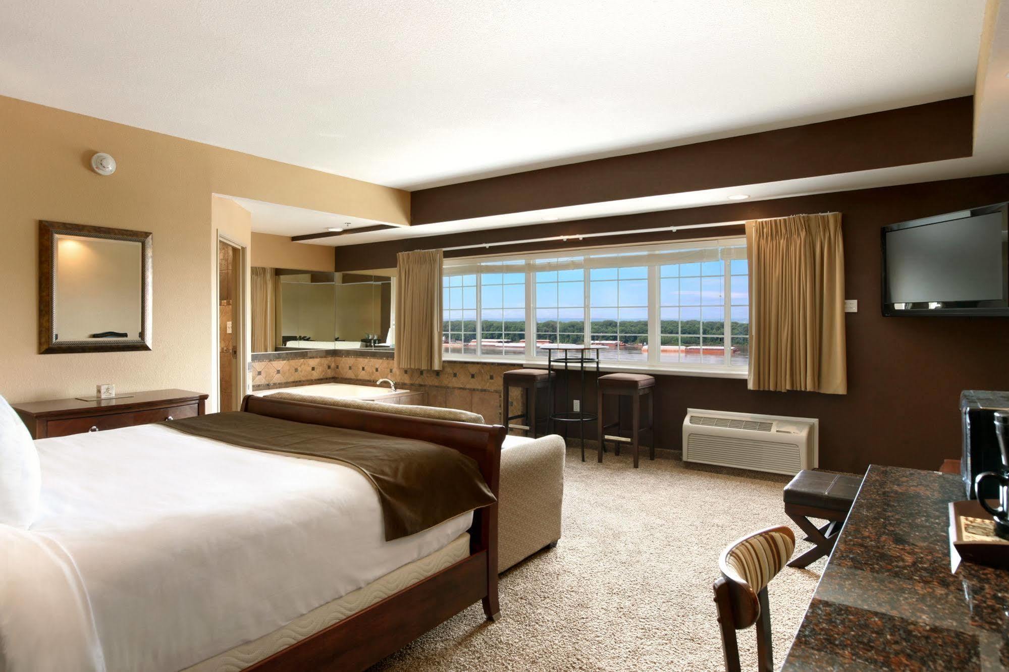 Microtel Inn & Suites By Wyndham Quincy Downtown - River Area Exterior photo