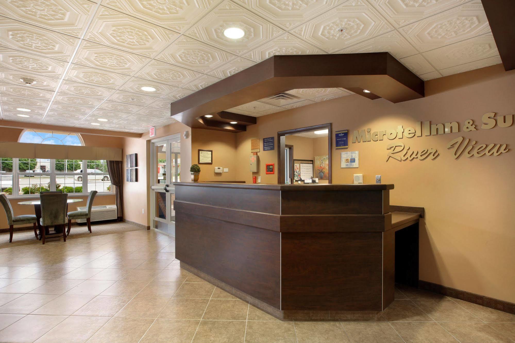 Microtel Inn & Suites By Wyndham Quincy Downtown - River Area Interior photo